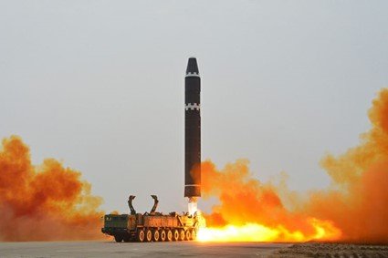 2月18日午後発射された「火星15」型大陸間弾道ミサイル(労働新聞 2月19日)