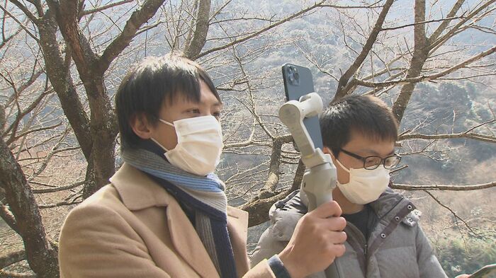 撮影、音声、リポーターは1人が1台のスマホで