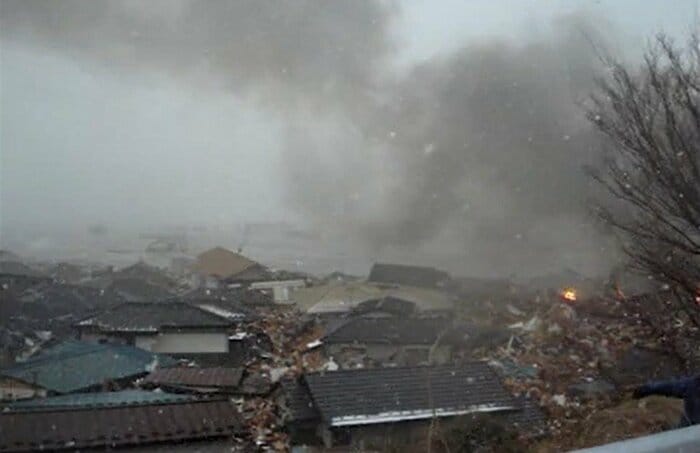 津波に襲われる石巻市（住民撮影）