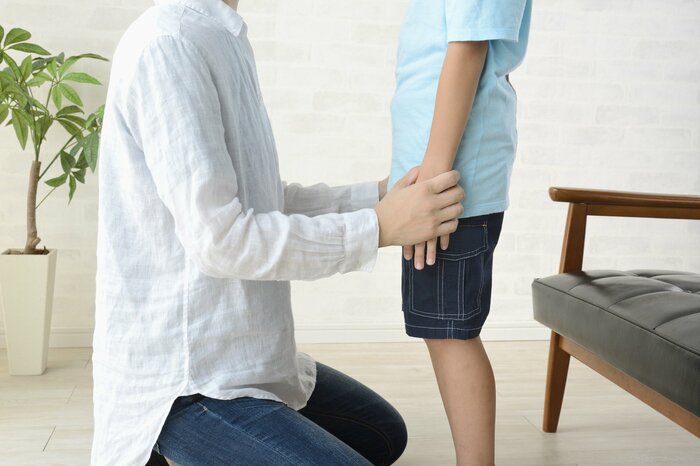 親が子どもを叱る(イメージ)