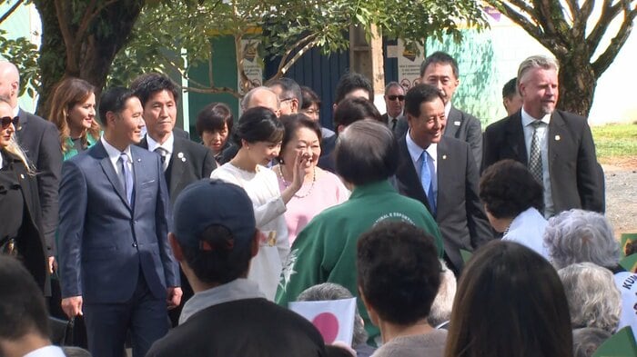 ロンドリーナ文化体育協会の前には大勢の人が集まった