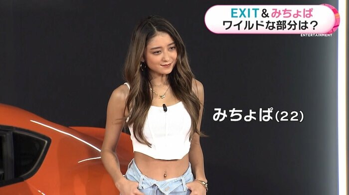 ヘソ出しキャミソールにデニム姿で