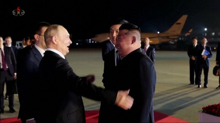 笑顔で見つめ合うプーチン大統領と金正恩総書記