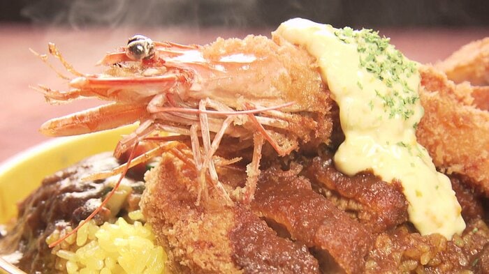 トンカツの上には巨大なエビフライが!
