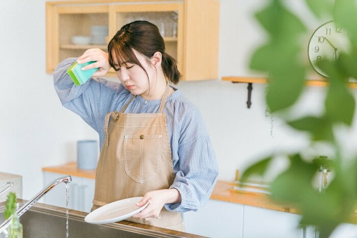 「家事は女性が担うもの」という無意識の思い込みはまだ根強い(画像:イメージ)