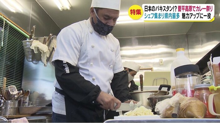 カレーを仕込むムハンマド・ジャンさん