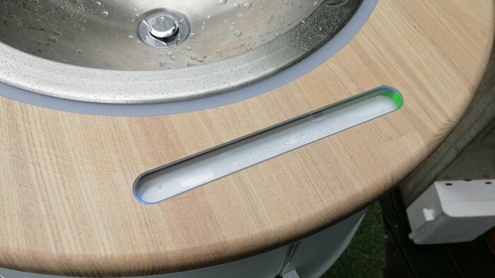 深紫外線で除菌してくれる(筆者撮影)