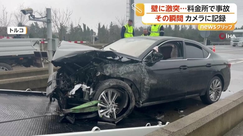 その瞬間何が？高速道路の料金所直前で突然曲がる車…壁に激突し無残に大破　ドライバーは病院に搬送　トルコ｜FNNプライムオンライン
