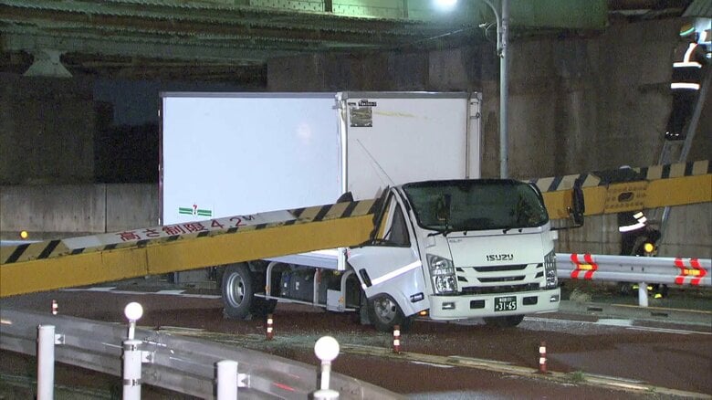 【なぜ】赤羽の高架前で“高さ制限バー”がトラックに落下　運転手の男性けが命に別条なし　東京・北区｜FNNプライムオンライン