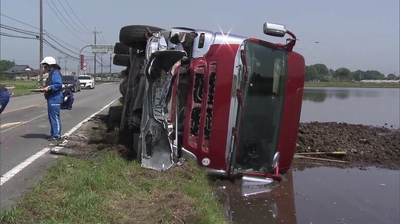 【何が】ダンプカーが乗用車と正面衝突して横転…乗用車運転の39歳男性死亡　乗用車が対向車線にはみ出し衝突の可能性　栃木・芳賀町｜FNNプライムオンライン
