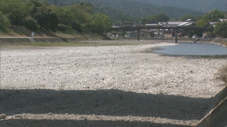 伊勢神宮近くでは一面“川底の砂地”に…この夏各地で川の水量が減少 人気の滝行ツアーを中止した観光地も｜FNNプライムオンライン