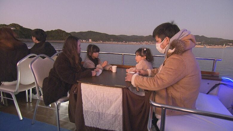ベストシーズンの悩みを解消…温まりながら夕日を眺める船旅『こたつDEクルージング』冬鳥たちへのエサやり体験も｜FNNプライムオンライン