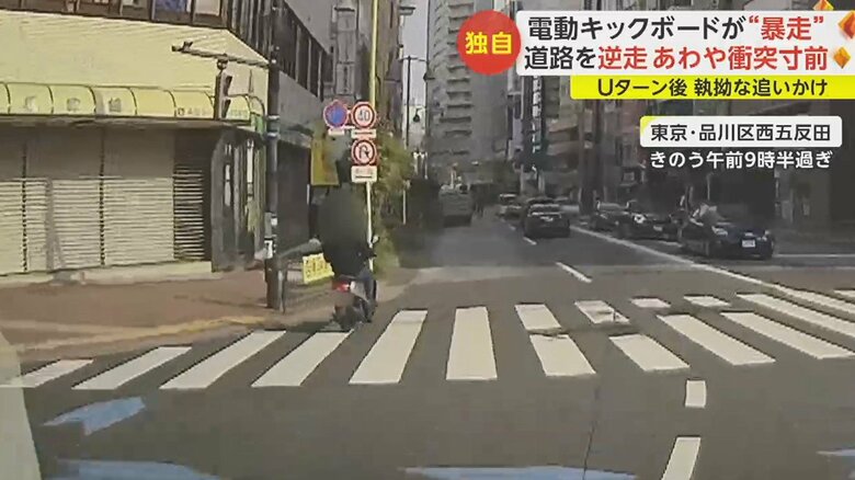 交差点から片側二車線の道路に入った原付バイク