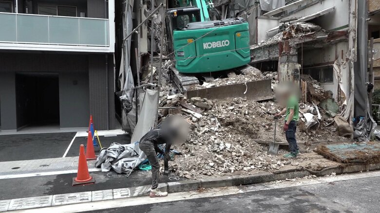 同業者も“あり得ない”と話す現場(東京・品川区)。がれきで歩道が通れない状態に