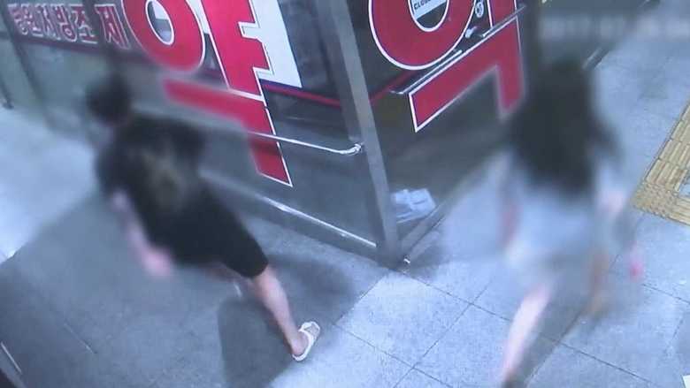 防犯カメラが捉えた、逃げる男女