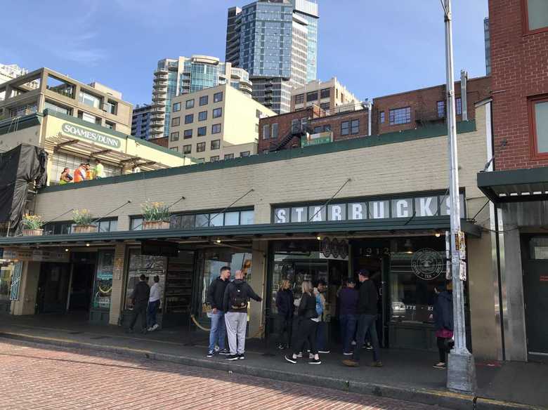 行列はいつも店の外にまで続く