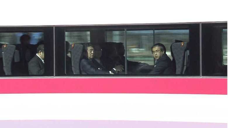 (JR常磐線双葉駅に入る訓練運転列車には安倍首相が乗車 福島・双葉町)
