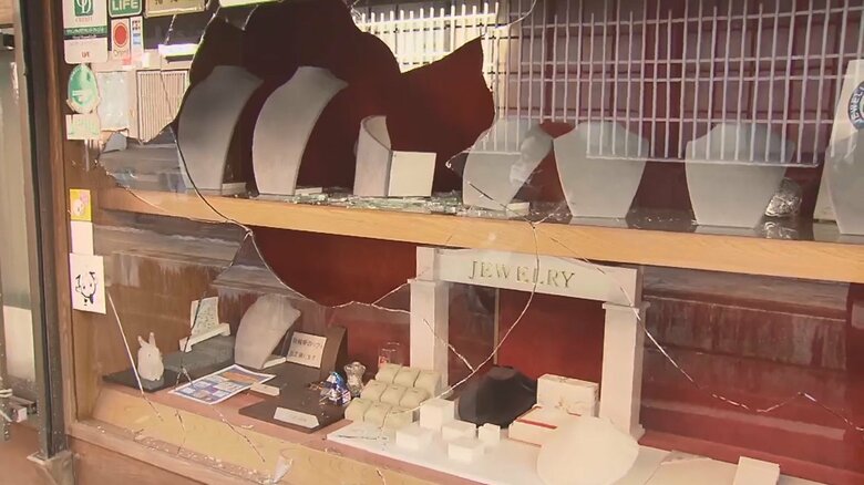 割れた宝石店のショーウインドー