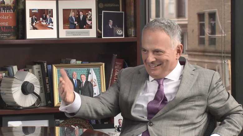 本棚にはペンス副大統領とのツーショット写真が