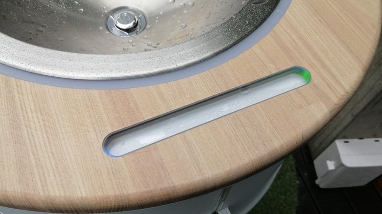 深紫外線で除菌してくれる(筆者撮影)