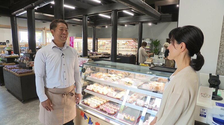 尾田リポーターと話す岡崎さん