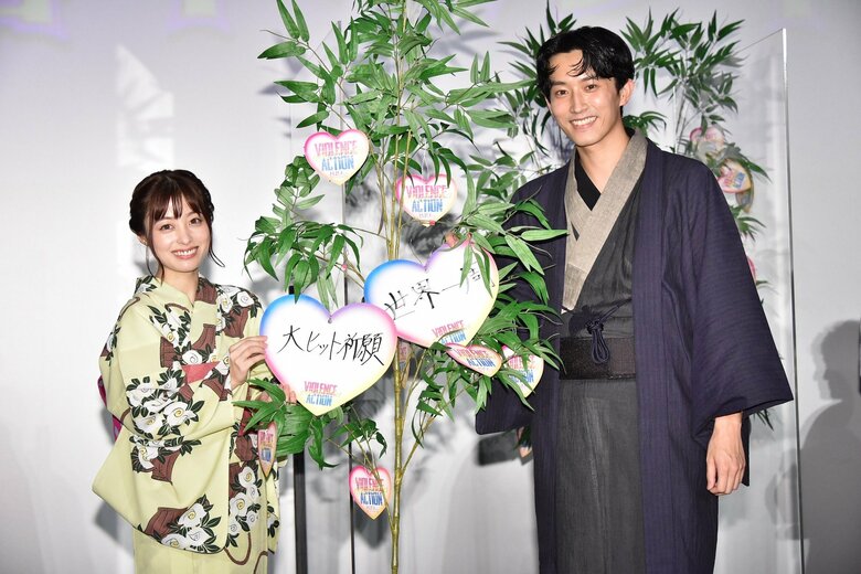 橋本環奈さん(左)と杉野遥亮さん　(C)浅井蓮次・沢田 新・小学館／『バイオレンスアクション』製作委員会