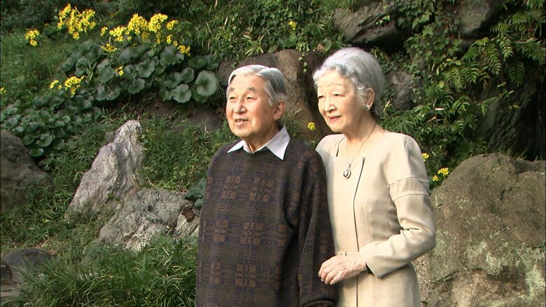 平成26（2014）年　皇居東御苑を散策される両陛下