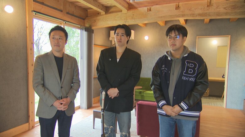 学生インターン（中央・右）