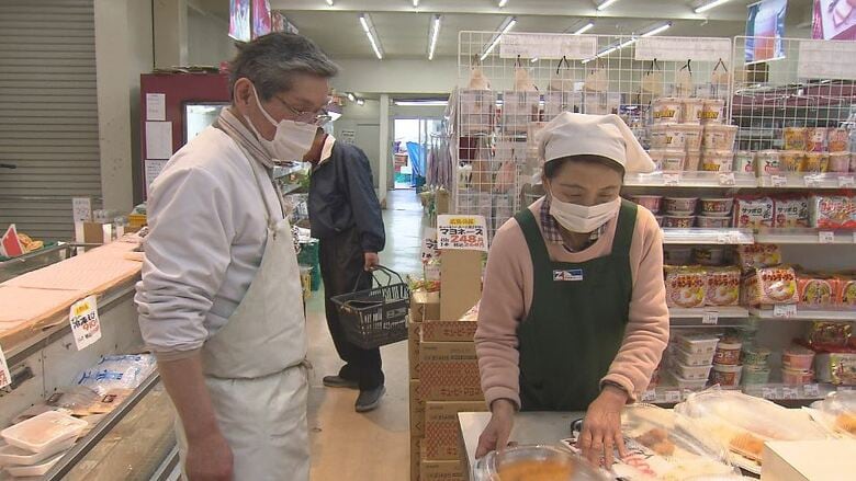 左・7代目の阿部卓朗さん（71）　右・妻の美奈子さん（70）