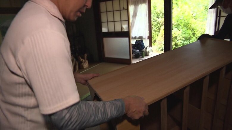 家具を外に運ぶボランティアの方たち