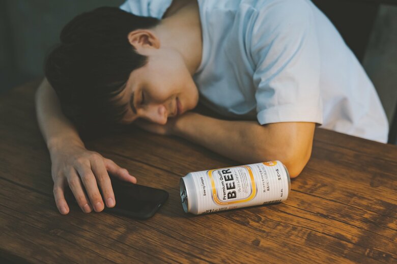 いつの間にか「悪いお酒飲み」になる人も…（画像：イメージ）
