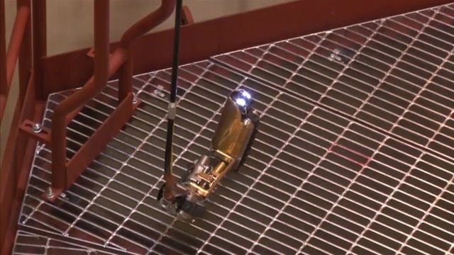 2015年にはヘビ型のロボットを使って調査　映像提供：IRID