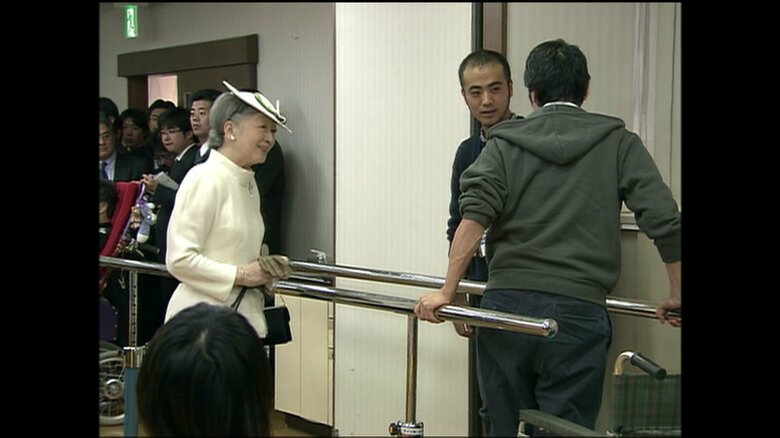 歩行訓練中の入所者に声をかける皇后さま