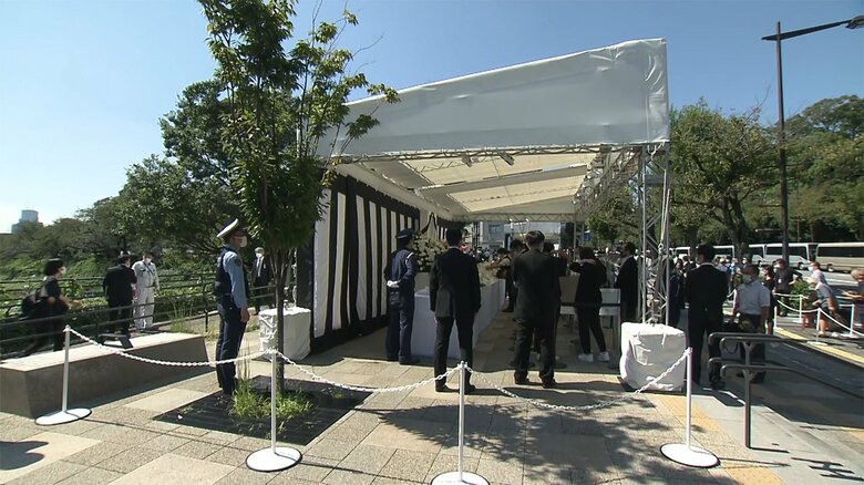 一般の献花台には、老若男女、国籍を問わず、多くの人たちが訪れていた。