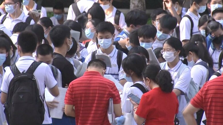 中国各地で一斉に行われた大学入学試験に臨む受験生