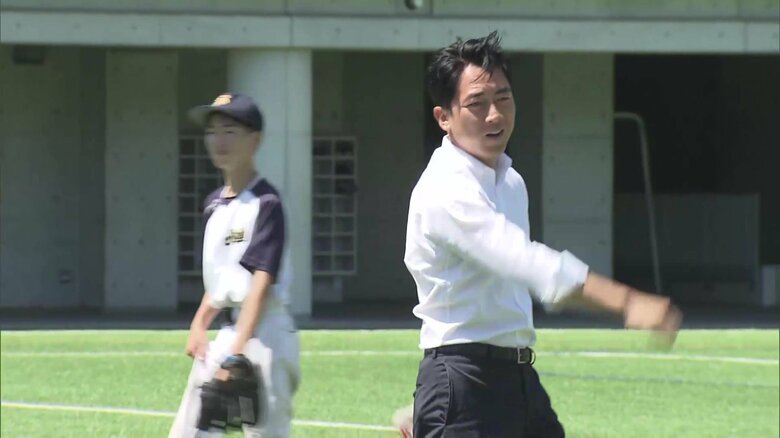 地元・神奈川県の学校で中学生と野球で汗を流す小泉氏（9月5日）