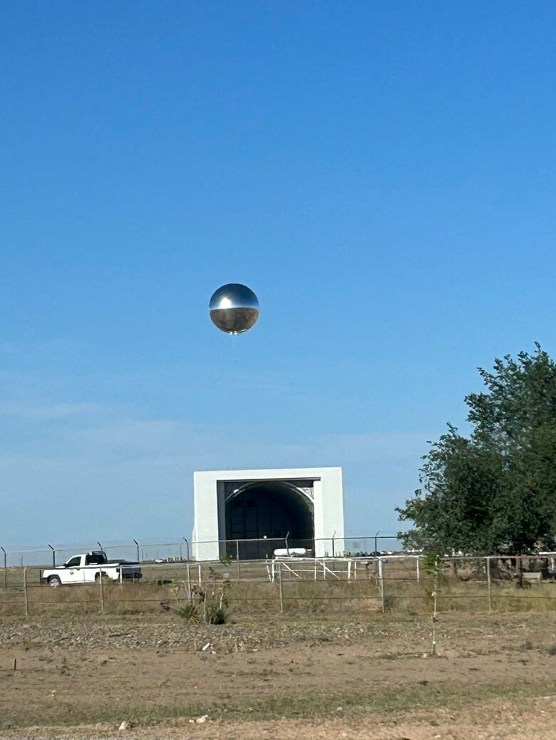 角度によってはUFO？！ロズウェル市で話題に…2024年の打ち上げの様子