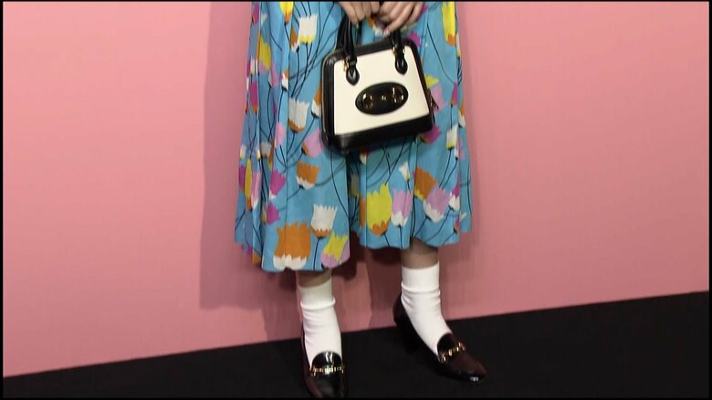 カラフルな花柄がキュートなワンピース