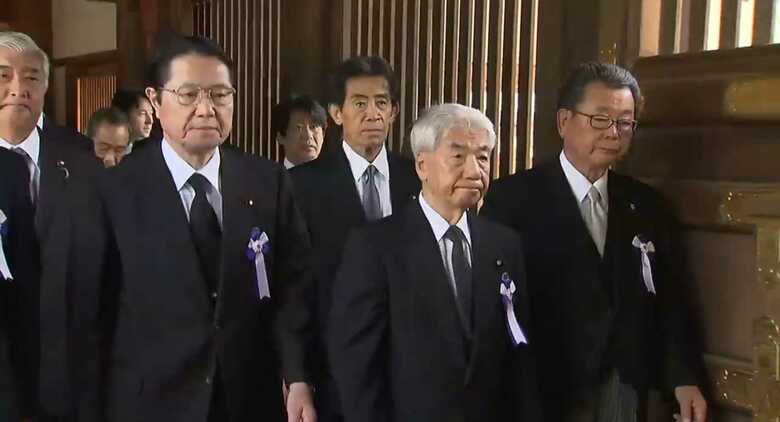みんなで靖国神社を参拝する会、前列中央が尾辻会長