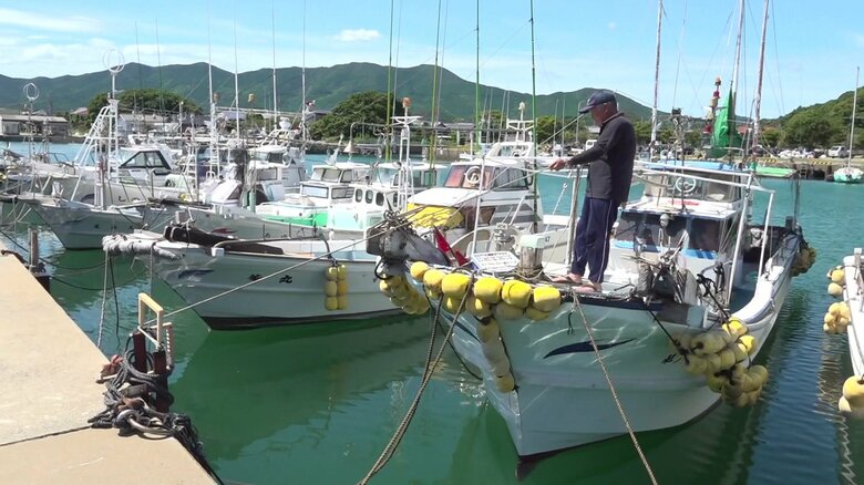 漁業者は船を固定させる作業に追われている