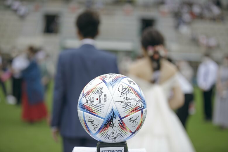 “結婚証明書”のボールにはテゲバジャーロの選手のサインが（提供元：テゲバジャーロ宮崎）