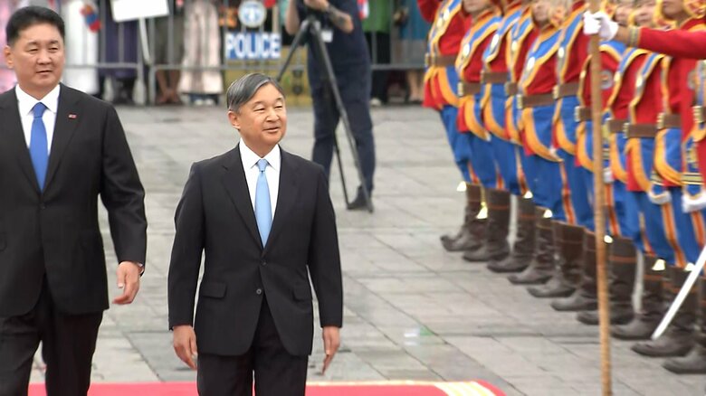 チンギスハン像の前で行われる歓迎式典に出席する天皇皇后両陛下　モンゴル・スフバートル広場