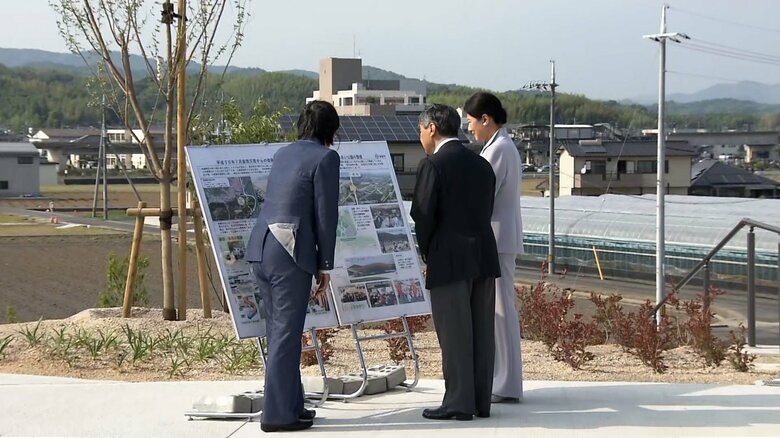 豪雨災害からの復興についての説明に熱心に耳を傾けられた