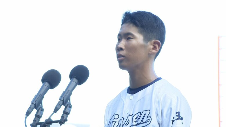 選手宣誓する八王子実践の矢澤陵磨主将