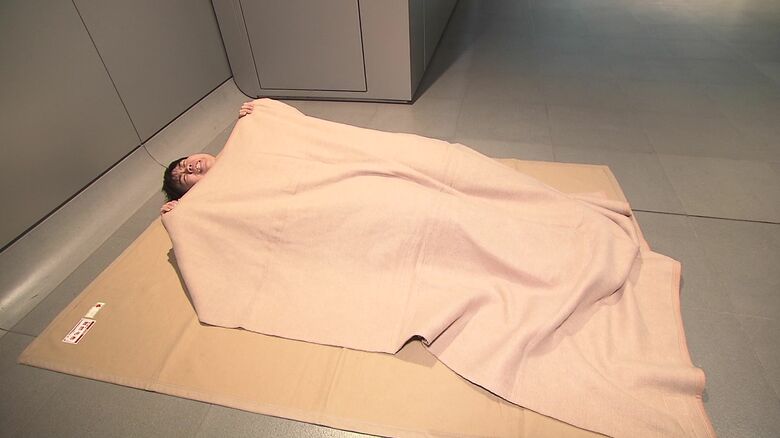 備蓄庫には約1000人分の毛布とビスケットが用意