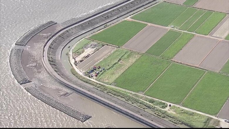 無線連絡が途絶え空港関係者が黒い煙を発見したという