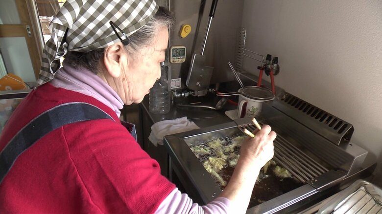 ボランティアが調達してくれたフライヤーで天ぷらを揚げる中島さん