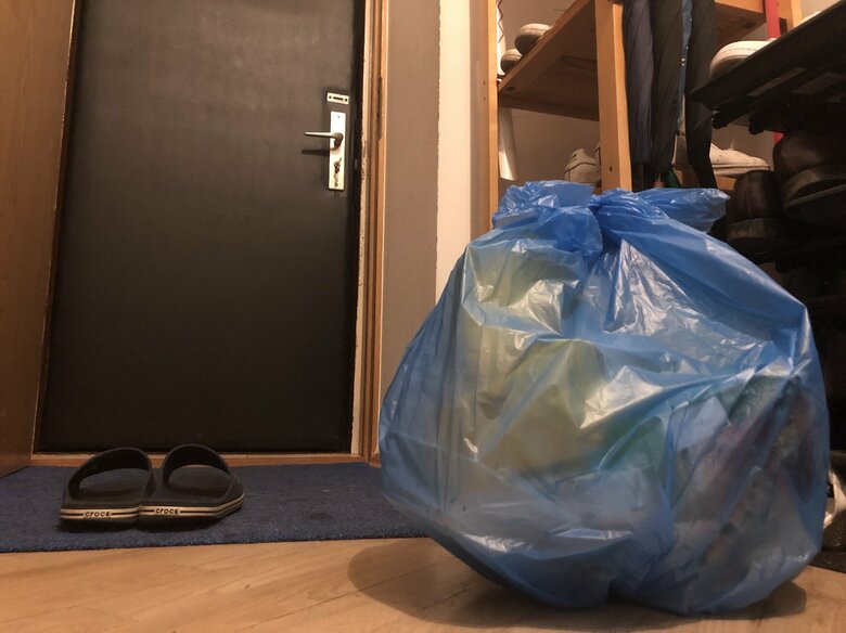 自宅待機中に頭を悩ませたのはごみの処理。玄関に置いてしのぐしかなかった（再現）