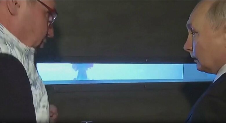 核爆発によってできた“キノコ雲”の映像を見るプーチン大統領