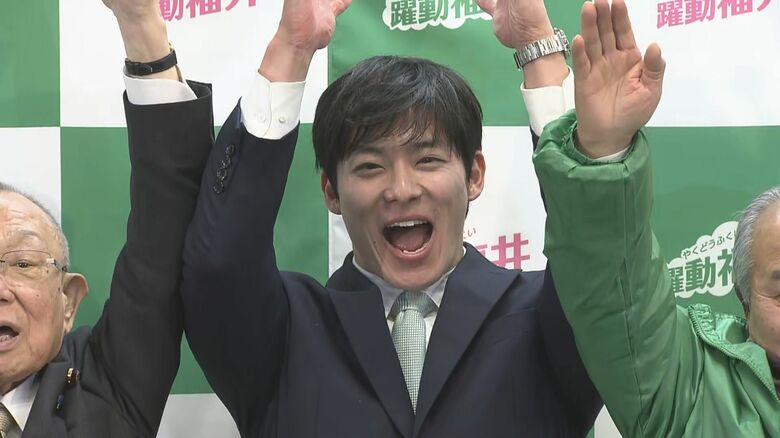 当選を果たしバンザイする石田新知事